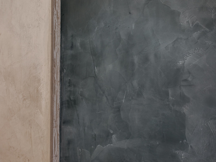 «Να καταργηθεί σε όλα τα σχολεία της επικράτειας η χρήση του μαυροπίνακα και να αντικατασταθεί από τη χρήση προηγμένων διαδραστικών (υποτίθεται) ηλεκτρονικών πινάκων, οι οποίοι θα παρέχουν τη δυνατότητα άμεσης πρόσβασης στα δεδομένα που αποτελούν την ύλη του εκάστοτε μαθήματος».