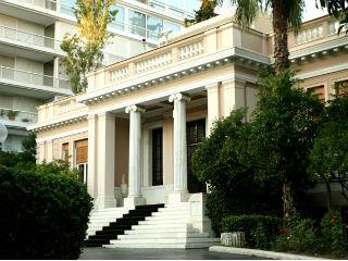 Κατά το κοινώς λεγόμενο πώς “θα πετάξουν την μπάλα στην εξέδρα”, καθώς με τη μπάλα στα γήπεδα α. της απόφασης του ΣτΕ, β. των τουρκικών προκλήσεων, γ. της αξιολόγησης των δανειστών, και το κυριότερο, δ. της απροθυμίας των εταίρων να ασχοληθούν με το ελληνικό πρόβλημα, όταν οι κρίσιμες εκλογικές αναμετρήσεις σε ΗΠΑ, Γαλλία, Γερμανία τούς προκαλούν έντονες ημικρανίες, τα πράγματα είναι περίπλοκα.