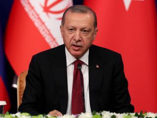 Πολλοί αναλυτές και διπλωμάτες, όμως, υποπτεύονται ότι η Τουρκία εν τέλει θα χρησιμοποιήσει το «πλεονέκτημα» για να κλείσει κάποιου είδους συμφωνία με το Ριάντ και την Ουάσιγκτον, τον ισχυρότερο υποστηρικτή της Σαουδικής Αραβίας, διασφαλίζοντας ότι οι πιο επιβαρυντικές αποδείξεις κατά του Βασιλείου δεν θα δουν ποτέ το φως της ημέρας.