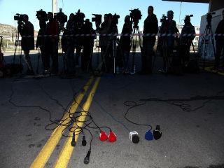 Σε δεύτερη φάση η κυβέρνηση επικαλέστηκε την ανάγκη της βιωσιμότητας των καναλιών πανελλαδικής εμβέλειας, σε συνδυασμό με την μεγάλη πτώση της διαφημιστικής δαπάνης. Αυτός ο ισχυρισμός αποτελεί απαράδεκτη παρέμβαση στην λειτουργία της αγοράς, κάτι που δεν συνάδει με ένα καθεστώς ελεύθερης οικονομίας.