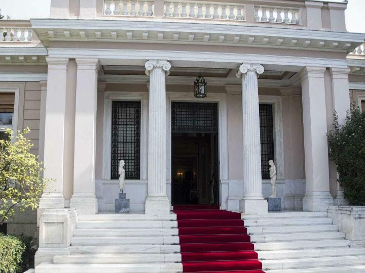 «Έκαστος υπουργός λαμβάνων την εξουσίαν φροντίζει κατά μεν το πρώτον έτος περί εαυτού, κατά δε το δεύτερον περί της επαρχίας του, και έπειτα, τέλος πάντων, περί του έθνους εν γένει. Ουδόλως λοιπόν πρέπει να δυσανασχετώμεν κατά των ημετέρων πολιτικών, αν δεν προφθάνωσι να πράξωσι το παραμικρόν υπέρ του τόπου, αφού ουδέ τας ιδίας των υποθέσεις αφίνομεν αυτοίς καιρόν να τελειώσωσιν».