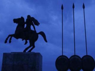 Η ίδια η δημοκρατία έχει αποδειχθεί αδύναμη να αντέξει το βάρος του κόστους της. Αγωνιζόμαστε να κρατήσουμε στη ζωή το κράτος δικαίου, το οποίο όμως κατασπαράσσεται από την ιδεολογικοποίηση των ανθρωπίνων δικαιωμάτων· κι αυτά με την σειρά τους, βέβαια, δεν μπορούν να διατηρήσουν τη σημασία τους μπροστά στο γιγάντιο κύμα της απροσδιόριστης ανοχής στη διαφορετικότητα, στο σημείο δηλαδή όπου ο κάθε κανών εξατομικεύεται τόσο ώστε να καταργείται.