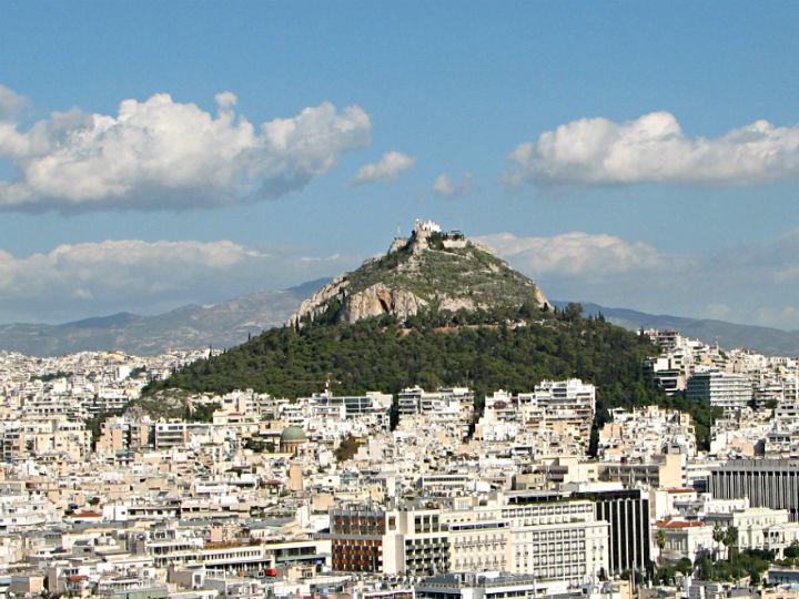 Τα επίπεδα του θερμοκηπικού αερίου διοξειδίου του άνθρακα (CO2), χαρακτηριστική συνιστώσα των ανθρωπογενών εκπομπών ρύπανσης σε πλανητικό επίπεδο, μειώθηκαν κατά 2%. Ωστόσο, όσον αφορά την αστική συνεισφορά, λαμβάνοντας υπόψη το περιοχικό υπόβαθρο, παρατηρήθηκε σημαντική μείωση της τάξης του 35%.