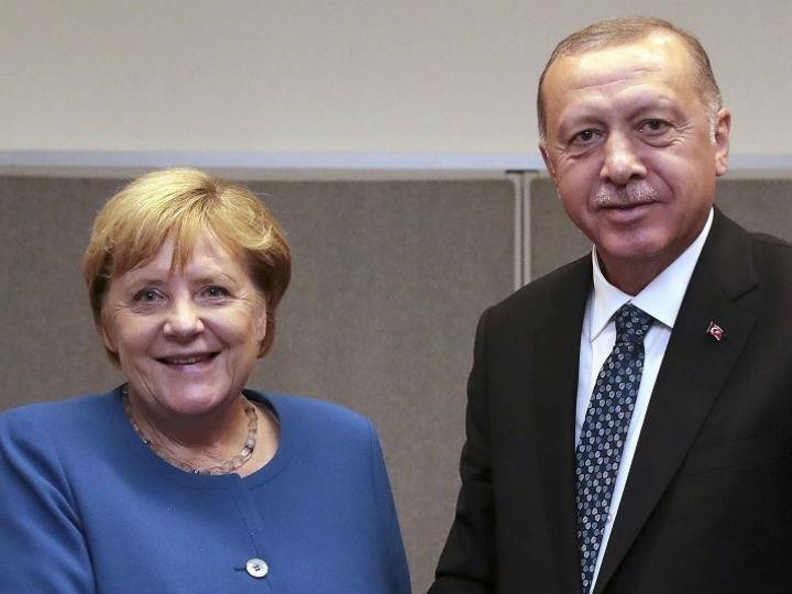Οι εκατοντάδες χιλιάδες Τούρκοι που συνέρρευσαν στη μεταπολεμική Γερμανία και έγιναν ευπρόσδεκτοι ως αναγκαία φθηνή εργασία, βαθμιαία έπαψαν να εργάζονται και διαβιούν πλουσιοπάροχα με κρατικά επιδόματα.