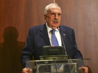 Αυτό το βαθύτερο νόημα έχει ο φρενήρης «εξαρχαϊσμός» που προσπαθεί να πείσει την αφελή πελατεία του ότι οι Σλάβοι του, μετά 1300 χρόνια «έγιναν» απόγονοι του Μεγάλου Αλεξάνδρου αλλά ο Αλέξανδρος, ο Φίλιππος και γενικά οι αρχαίοι Μακεδόνες «δεν ήσαν Έλληνες»…. Καιρός να εννοήσουν ότι η βόμβα στα θεμέλια του νεαρού Κράτους είναι το σλαβικό ιδεολόγημα του «Μακεδονισμού», το οποίο καθιέρωσαν στο προοίμιο του Συντάγματος τους όταν ανακηρύχθηκαν ανεξάρτητο κράτος με την ψευδωνυμία ‘Δημοκρατία της Μακεδονίας’ το 1991.