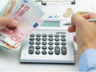 Κάτι παρόμοιο συμβαίνει σήμερα στην Ελλάδα. Η εγχώρια οικονομία πέρασε από την πρώτη φάση στην δεύτερη την περίοδο 1955-1980 και μπήκε στην τρίτη φάση το 2000 -αλλά με υπερδανεισμό και ανεπαρκείς θεσμούς. Έτσι, μία δεκαετία αργότερα, με αφορμή την διεθνή χρηματοοικονομική κρίση, η χώρα άρχισε να χάνει Ακαθάριστο Εγχώριο Προϊόν (ΑΕΠ) χωρίς όμως να πραγματοποιεί σοβαρές θεσμικές μεταρρυθμίσεις. Αντίθετα, η διατήρηση της γραφειοκρατίας σε υψηλά επίπεδα και ο ασήμαντος περιορισμός των δημοσίων δαπανών, σε συνδυασμό με την υπερφορολόγηση, οδηγούν την χώρα εκ νέου στην μεσαία κατηγορία, από την οποία πολύ δύσκολα θα ξαναβγεί.