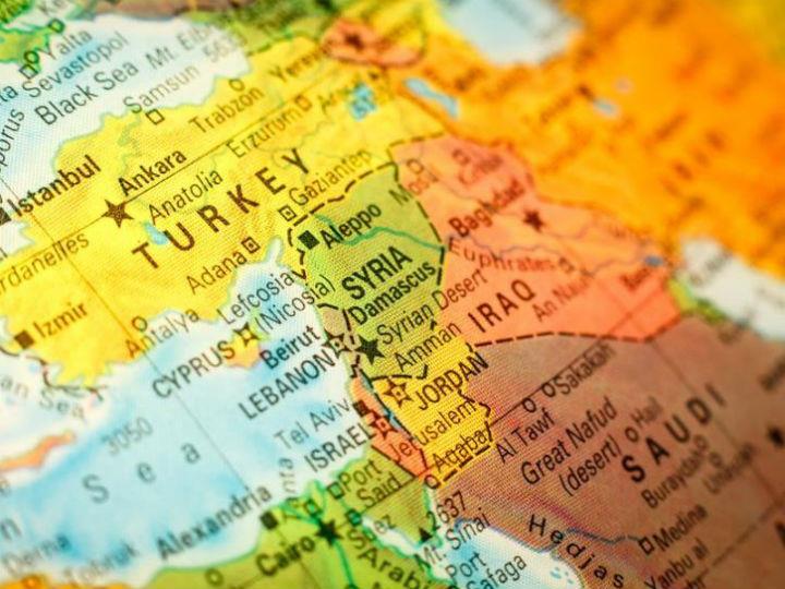 «Από την χρηματοδότηση της Δύσης των τζιχαντιστών για την εκδίωξη των Σοβιετικών από το Αφγανιστάν μέχρι την δημιουργία της ΑΛ Κάιντα και στη συνέχεια την άνοδο, την πτώση και την εξαγωγή στη Δύση της τρομοκρατίας του ISIS. Με δυο λόγια, και παρά τον πρόσφατο αποκεφαλισμό του Γάλλου καθηγητή στο Παρίσι, οι προβλέψεις του για το μέλλον είναι αισιόδοξες.»