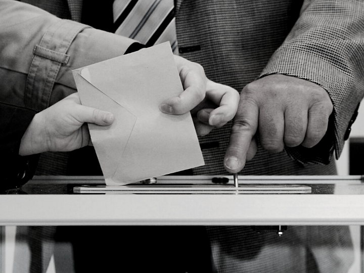 «Όλες οι επιστημονικές μελέτες (με τελευταία το Democracy Index) αναδεικνύουν μια υποχώρηση τόσο της τυπικής (διενέργεια εκλογών, σεβασμός βασικών δικαιωμάτων) όσο και της ουσιαστικής δημοκρατίας (προαγωγή της ισότητας, της ελευθερίας και της κοινωνικής συμβίωσης)». 