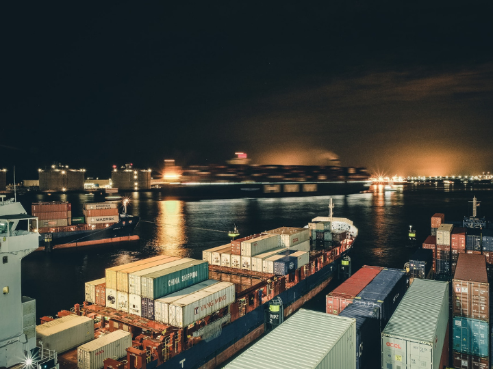 «Σύμφωνα με το ερευνητικό τμήμα του Οργανισμού Statista, με έδρα τη Γερμανία, περίπου το 80% όλων των εμπορευμάτων μεταφέρονται δια θαλάσσης, συμπεριλαμβανομένου του πετρελαίου, του άνθρακα και των σιτηρών.»