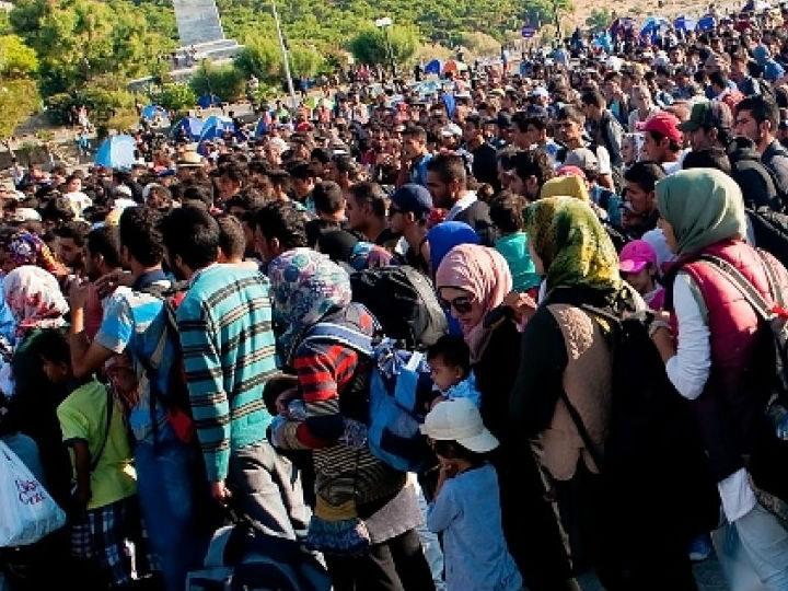 Σε ένα μη νομοθετικό ψήφισμα που εγκρίθηκε με ανάταση χειρός, το ΕΚ εκφράζει την ανησυχία του για το ότι οι νόμοι της ΕΕ σχετικά με την παροχή βοήθειας σε παράτυπους μετανάστες έχουν «ακούσιες συνέπειες» για τους πολίτες που παράσχουν ανθρωπιστική βοήθεια στους μετανάστες.