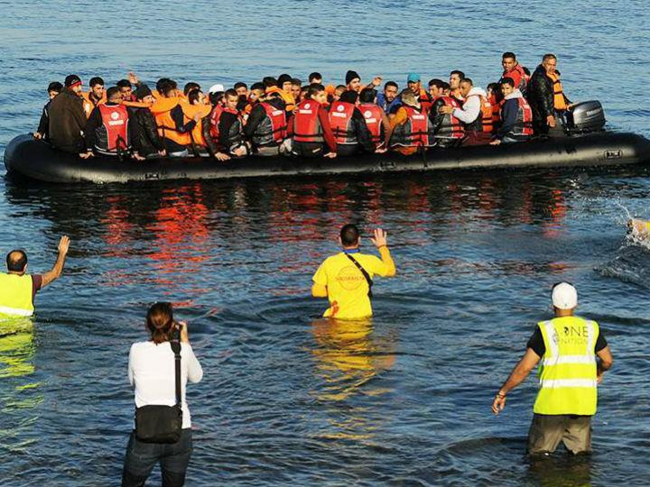 Η αποτελεσματικότητα των δράσεων της κυβέρνησης στο μεταναστευτικό θα κριθεί από τον δραστικό περιορισμό των ροών μέσω της έντονης αστυνόμευσης των θαλασσίων συνόρων και από τον τρόπο που θα διαχειριστεί τις επιστροφές, είτε στην Τουρκία είτε στις χώρες προέλευσης.