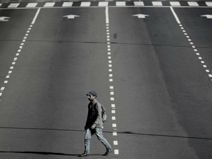 Όπως γράφει και ο Χαράρι, «μάθαμε να ελέγχουμε τον εξωτερικό κόσμο αλλά είχαμε ελάχιστο έλεγχο πάνω στον κόσμο που βρίσκεται μέσα μας. Ξέραμε να χτίζουμε φράγματα και να μην αφήνουμε τα ποτάμια να πλημμυρίζουν, αλλά δεν ξέραμε πώς να εμποδίσουμε το σώμα μας να γερνάει. Ξέραμε να σχεδιάσουμε ένα αρδευτικό σύστημα, αλά δεν είχαμε ιδέα πώς μπορεί να σχεδιαστεί ένας εγκέφαλος. Αν σφύριζε ένα κουνούπι μέσα στο αυτί μας και δεν μας άφηνε να κοιμηθούμε, ξέραμε πώς να το σκοτώσουμε· δεν ξέραμε όμως πώς να κάνουμε το ίδιο με μια σκέψη που μας τριβελίζει το μυαλό και μας κρατάει ξάγρυπνους».