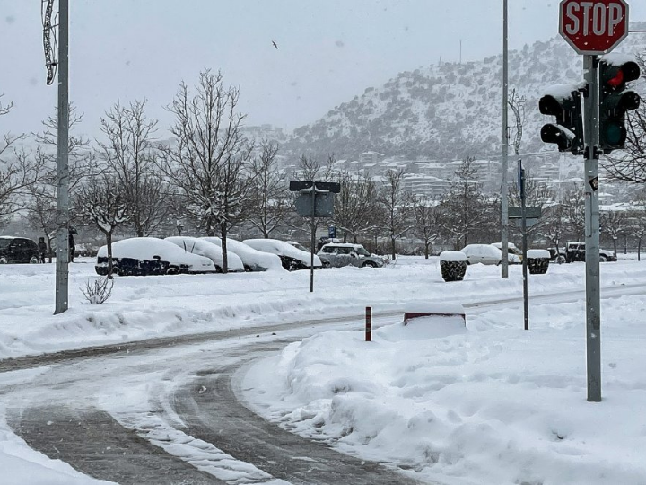 «Στην Ελλάδα η κακοκαιρία Μήδεια, εκτός από τις οδυνηρές επιπτώσεις για πολλούς πολίτες, δρομολόγησε δημόσιο και πολιτικό «διάλογο» μόνο για την λειτουργική και αποτελεσματική, υποτίθεται, διαχείριση κρίσεων αυτής της εμβέλειας και όχι και για την διαμόρφωση συνθηκών, που μηδενίζουν την προοπτική πρόκλησης τους.»
