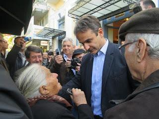 Σεβόμενος επίσης  τα πρωτεία της μεγάλης του αδελφής στην επιλογή της να ακολουθήσει την οικογενειακή παράδοση στην πολιτική, επέλεξε σταδιοδρομία στον ιδιωτικό τομέα. Αριστεύοντας στην πανεπιστημιακή του εκπαίδευση, εξελίσσεται εντός δεκαετίας σε έμπειρο στέλεχος στα  χρηματοοικονομικά. Οικονομικός αναλυτής και σύμβουλος στο εξωτερικό, επέστρεψε στην Ελλάδα και διέπρεψε   επί τριετία ως Διευθύνων Σύμβουλος εταιρείας επιχειρηματικών συμμετοχών της ΕΤΕ. Την σχετική του εμπειρία απέδειξε  όταν σαν προτεραιότητά του στις αλλαγές στο κόμμα, επέλεξε τον οικονομικό του  εξορθολογισμό.