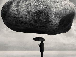 Ο Έλληνας αποδέχεται παθητικά την πραγματικότητα. Καθείς εξ’ ημών μάλλον είναι λακανικός, χωρίς να ξέρει τον Λακάν: «Αφήστε τα γεγονότα να μιλήσουν». Τα γεγονότα όμως δεν μιλάνε απλώς. Φωνάζουν. Το να εξαγγέλλεις πλάνο χρηματοδότησης από την Παγκόσμια Τράπεζα για 450,000 θέσεις εργασίας σε βάθος 5ετίας,χωρίς να εξειδικεύεις πού θα δουλέψουν, σε ποια έργα, με ποιο μοντέλο παραγωγής και βιώσιμης ανάπτυξης, είναι μάλλον επικίνδυνο και πρόχειρο. Η κυβέρνηση θα βάλει ανθρώπους στην εργασία (πολύ καλά κάνει) αλλά δεν διευκρινίζει αν αφορά παραγωγικές θέσεις. Ρίσκο. Το να βάζεις ανθρώπους στην απασχόληση χωρίς να ενεργοποιείς πολλαπλασιαστές παραγωγής αλλά μόνο πολλαπλασιαστές ζήτησης, μέσα από νέους μισθούς που θα τονώσουν την κατανάλωση, μάλλον δεν είναι βιώσιμη λύση για την ελληνική οικονομία. Μια κευνσιανή πολιτική τόνωσης της ζήτησης πρέπει να συνοδεύεται και με πολιτική τόνωση της παραγωγής, σε μια χώρα με μειούμενο ΑΕΠ. Βασικά μακροοικονομικά είναι αυτά, καλό είναι να τα γνωρίζουμε...