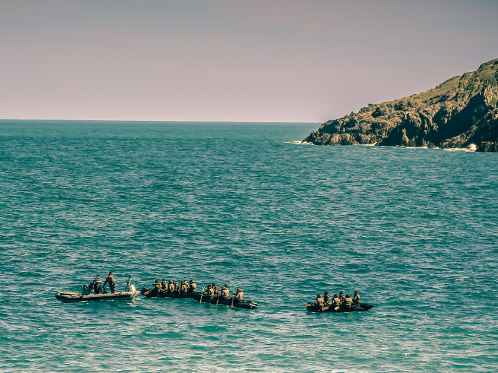 Το «κακό» περνάει από δίπλα μας και εμείς γυρνάμε αλλού. Είτε είναι μετανάστες που πνίγονται, είτε θύματα βίας και κακοποίησης, είτε πόλεμος με αθώους νεκρούς.