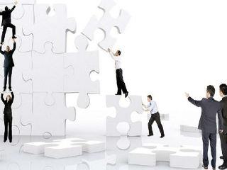 Πίσω λοιπόν από τις αντιρρήσεις της τρόϊκας για «ανάσες» στους μικρομεσαίους, βρίσκεται μία ιδεολογική εμμονή στο ότι η αγορά θα πρέπει να ξεκαθαρίσει από μη αποτελεσματικές επιχειρήσεις και ότι, εάν ένας αυτοαπασχολούμενος ή μία εταιρεία δεν μπορούν να εξοφλήσουν τις υποχρεώσεις τους προς το Δημόσιο και τα Ταμεία, τότε δεν είναι βιώσιμοι και δεν έχουν λόγον ύπαρξης. Στους θεσμούς είναι εδραιωμένη η πεποίθηση ότι στην Ελλάδα υπάρχει πρόβλημα «κακοπληρωτών» και «μπαταχτσήδων», ενώ εκδηλώνουν μία εμμονή στην έννοια της βιωσιμότητας, καθώς και την αντίθεσή τους σε ο,τιδήποτε χαλαρώνει αυτό που ορίζουν ως «κουλτούρα πραγματοποίησης πληρωμών».