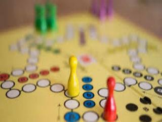 Αν υποθέσουμε, όμως, ότι ο στόχος της διάλυσης της μεσαίας τάξης και της μικρής επιχειρηματικότητα επιτυγχάνεται, τί θα την αντικαταστήσει; Ασφαλώς όχι οι μεγάλες επιχειρήσεις, που δεν υπάρχουν και ούτε θα φτιαχτούν. Δεν υπάρχει δυνατότητα να πάμε σε αυτό το οικονομικό μοντέλο διότι, εκτός τού ότι δεν έχουμε την κουλτούρα και την παράδοση σε τέτοιου είδους επιχειρήσεις, δεν υπάρχει καν το νομικό, το φορολογικό, το χρηματοδοτικό πλαίσιο για να δημιουργηθούν. Δεν επαρκεί, βέβαια, ούτε η καταρρέουσα εσωτερική αποταμίευση, ενώ κανένας Έλληνας με κεφάλαια εκτός χώρας δεν θα πάρει τον κίνδυνο να τα φέρει εντός.