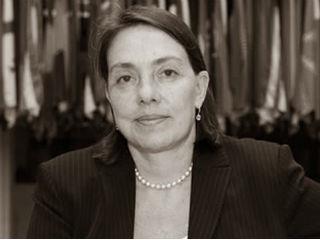 Οι επενδύσεις καθυστερούν όχι επειδή τις εμποδίζει το χρέος αλλά επειδή τις εμποδίζει η κυβέρνηση με την αδυναμία μείωσης της γραφειοκρατίας, την διαρκώς αυξανόμενη φορολογία, την ιδεοληπτική εχθρότητα προς το κεφάλαιο και τα κέρδη, την έμφαση στην αναδιανομή και όχι στην παραγωγή πλούτου. Τώρα που ο πρωθυπουργός επί τέλους αναγνωρίζει την ανάγκη προσέλκυσης ξένων επενδύσεων για να δημιουργηθούν νέες θέσεις εργασίας, η χώρα κατρακυλάει όλο και χαμηλότερα στους δείκτες ανταγωνιστικότητας. 