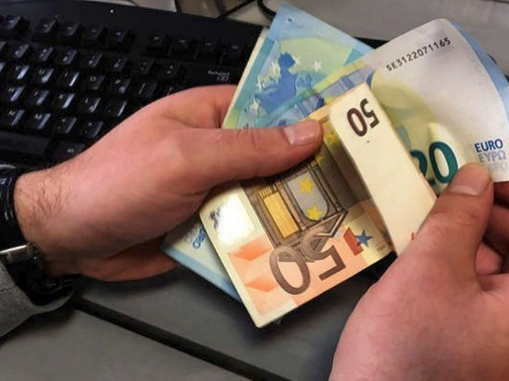 «Το μέσο επίπεδο των μισθών στη χώρα μας θα επιστρέψει τον Δεκέμβριο του 2022 στα προ της πανδημίας επίπεδα, δηλαδή στα 1.195 ευρώ (μεικτά), ποσό που καταγράφεται στους μισθούς του Δεκεμβρίου του 2019, δύο μήνες πριν το πρώτο lockdown.»