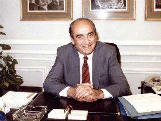 Στην τριετία της κυβέρνησης Μητσοτάκη έγιναν οι πρώτες ιδιωτικοποιήσεις, σχεδιάσθηκαν μεγάλα δημόσια έργα με χρήση ιδιωτικών πόρων (μετρό, αεροδρόμιο, Αττική οδός, γέφυρα Ρίου – Αντιρρίου), χορηγήθηκαν δύο άδειες κινητής τηλεφωνίας σε ιδιωτικές επιχειρήσεις, που άλλαξαν το τοπίο των τηλεπικοινωνιών και τον τρόπο ζωής των Ελλήνων γενικότερα, δημιουργήθηκε το Υπουργείο Περιβάλλοντος, έγιναν σοβαρά βήματα επίλυσης του ασφαλιστικού προβλήματος, μετετράπησαν οι ΔΕΚΟ σε ανώνυμες εταιρείες, καταργήθηκαν οι έλεγχοι τιμών, έγιναν προσπάθειες εξομάλυνσης των δημόσιων οικονομικών με την εμφάνιση αφανών έως τότε υποχρεώσεων του Δημοσίου και ρύθμιση των οφειλών με έκδοση ομολόγων.