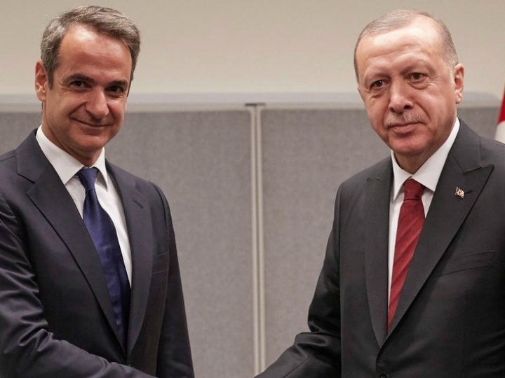 Η τουρκική τακτική έχει κάνει την Ελλάδα να βλέπει και αυτή μια διευθέτηση στο Αιγαίο και την Κύπρο με όρους μηδενικού αθροίσματος. Μια φορτωμένη με τουρκικές αναθεωρητικές προτιμήσεις διμερής ατζέντα, όπου τα ζητήματα μπορούν να διευθετηθούν μόνο στην βάση ελληνικών συμβιβασμών, δεν είναι ένα πλαίσιο που η Αθήνα μπορεί να αποδεχθεί.