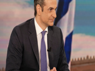 Η κυβερνητική αλλαγή που σημειώθηκε στην Ελλάδα πριν δύο και πλέον μήνες, είναι ιδιαίτερα σημαντική, γιατί τόσο ο πρω-θυπουργός Κυριάκος Μητσοτάκης, όσο και αρκετά από τα στελέχη που τον περιβάλλουν, έχουν ιδίαν γνώση των εξελίξεων, τις παρακολουθούν από καιρό και από τα πρώτα τους βήματα, έδειξαν πως μπορούν να τις αντιμετω-πίσουν.