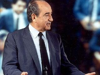 Πριν πέντε χρόνια περίπου ευρισκόμενος στα Χανιά προσεκλήθην σε δείπνο από τον ιατρό και κλινικάρχη κ. Ηλία Γαβριλάκη. Στην ψαροταβέρνα που καταλύσαμε το βράδυ ομοτράπεζος ήταν ο Μίνως Ζομπανάκης. Είναι φυσικό όταν έχεις μια τέτοια προσωπικότητα δίπλα σου η συζήτηση να στραφεί πού αλλού; Στα οικονομικά. Η συνομιλία έφτασε και στον Κωνσταντίνο Μητσοτάκη και είπα στον Μίνω Ζομπανάκη ότι σχεδόν αμέσως μετά την ανάληψη της πρωθυπουργίας από τον Μητσοτάκη προέβην σε προαγορά συναλλάγματος για τις επικείμενες υποχρεώσεις της εταιρείας που διηύθυνα προς το εξωτερικό. Και τούτο διότι παρακολουθώντας την εξέλιξη των εν γένει οικονομικών της χώρας ήμουν βέβαιος ότι ο Μητσοτάκης θα προέβαινε σε υποτίμηση της δραχμής, πράγμα το οποίο, όμως, δεν το έκανε, γεγονός που το θεώρησα μεγάλο λάθος.