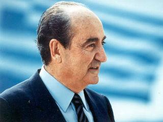 Πέρα από τα ξόρκια και τις ύβρεις, το μητσοτακέϊκο αποδεκατίστηκε και από δολοφονίες. Ανώμαλοι νταβατζήδες από την Πλας Πιγκάλ, διεστραμμένοι γκάνγκστερ που αντέγραφαν Φλωμπέρ χωρίς να ξέρουν ποιος είναι, και γελοία παπαδοπαίδια, δολοφόνησαν τον γαμπρό του Κωνσταντίνου Μητσοτάκη γιατί τούς χάλαγε την σούπα προωθώντας την συνεργασία με τον Χαρίλαο Φλωράκη. «Καθάρισαν» τον Μιχάλη Βρανόπουλο για να μην προχωρήσουν οι ιδιωτικοποιήσεις. Σκότωσαν έναν νέο οι τραμπούκοι, σημαδεύοντας τον Γιάννη Παλαιοκρασά. Ο πραγματικός στόχος πίσω από κάθε δολοφονία ήταν ο Κωνσταντίνος Μητσοτάκης και η πολιτική του φιλοσοφία. Την είχε περιγράψει ο αείμνηστος πολιτικός αρκετές φορές και σε κατ’ ιδίαν συζητήσεις. Ήθελε μία Ελλάδα σοβαρή, υπεύθυνη, μορφωμένη, δημιουργική και αξιοπρεπή. Οραματιζόταν μία ποιοτική κοινοβουλευτική δημοκρατία, η οποία θα ήταν τιμή και παράδειγμα για τον κοινοβουλευτισμό. 