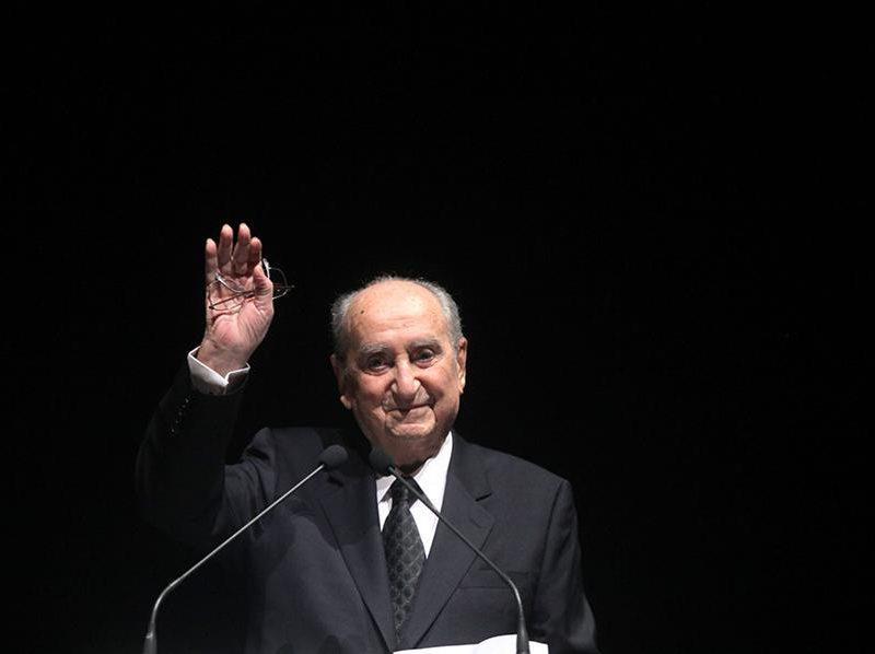 Ο Κωνσταντίνος Μητσοτάκης ήταν εκείνος που ουσιαστικά έβγαλε την αριστερά από τον μετεμφυλιακό κυβερνητικό αποκλεισμό, με τη συγκρότηση της Κυβέρνησης Τζανετάκη. Προτάσσοντας το εθνικό, έναντι του προσωπικού και κομματικού συμφέροντος, προτίμησε την Οικουμενική Κυβέρνηση του Ξενοφόντος Ζωλότα, από την επαναλληπτική εκλογική ταλαιπωρία της χώρας. Έστω και αν έτσι καθυστερούσε να γίνει ο ίδιος Πρωθυπουργός. Στάση ευπατρείδους statesman που αξίζει να αντιπαραβληθεί με την τυχοδιωκτική βιασύνη του κ. Τσίπρα ο οποίος έσυρε τη χώρα σε εκλογές τον Ιανουάριο του 2015, με αφορμή την εκλογή Προέδρου της Δημοκρατίας. Δεν είναι τυχαίο, άλλωστε, το ότι ο σημερινός Πρωθυπουργός διέπρεψε αρχικώς ως αρχι-καταληψίας ενάντια στην εκπαιδευτική μεταρρύθμιση της Κυβέρνησης Μητσοτάκη. 