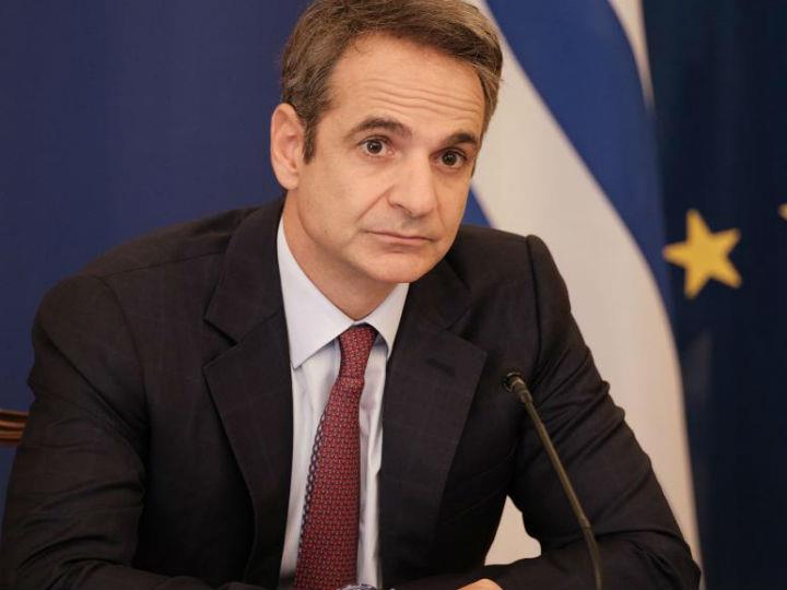 «Παρά τις δυσκολίες η χώρα μας έχει θέσει τα θεμέλια ώστε αύριο να βγει ισχυρότερη. Με ανθεκτικότερη παραγωγική βάση και με δυναμικούς θεσμούς, που θα τη συνοδεύσουν σε μια νέα τροχιά ανάπτυξης. Πλαισιώνοντας έτσι τον τίτλο του αφιερώματος «Αποχαιρετισμός στη βεβαιότητα» με ένα κείμενο ζωής και δράσης.»