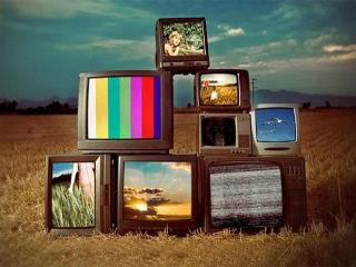 Η χώρα μετατρέπεται σε ένα υβρίδιο μεταξύ νεοφιλελευθερισμού (όποιος δώσει τα περισσότερα παίρνει άδειες ΜΜΕ,αεροδρόμια,λιμάνια) και πατερναλισμού (ορισμένος από την κυβέρνηση αριθμός εργαζομένων σε τηλεοπτικούς σταθμούς, νέες άδειες (!) σε ήδη αδειοδοτημένους σταθμούς. 