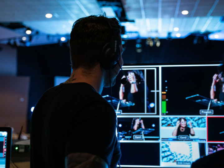 Ποδόσφαιρο , ΜΜΕ και πολιτική εμπλέκονται, διαπλέκονται και στο τέλος λειτουργούν σε βάρος της κοινωνίας, που θέλει μια αστυνομία για την ασφάλεια της, και όχι ως σάκο του μποξ έξω από τα γήπεδα, που στο κάτω-κάτω λειτουργούν ως επιχειρήσεις, που διακινούν για λογαριασμό των ιδιοκτητών τους, δεκάδες εκατομμύρια.