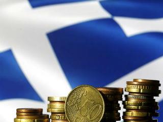 Αναφορικά με τη δημόσια διοίκηση, όχι μόνο δεν παρατηρείται καμία εξυγίανση, αλλά όλες οι κατατάξεις διεθνών οργανισμών δείχνουν ότι τα τρία τελευταία χρόνια η χώρα μας πάει προς τα πίσω. Ακόμα χειρότερα, οι μεταρρυθμίσεις του 3ου μνημονίου είναι επιφανειακές και η πρόσφατη δρομολόγηση της αναστολής της αξιολόγησης στο δημόσιο δεν είναι καλό σημάδι. Ανησυχία επίσης προκαλεί το γεγονός ότι η διαδικασία επιλογής διοικητικών και τομεακών γραμματέων έχει κάνει μια στρεβλή εκκίνηση, αφού τα απαιτούμενα προσόντα δείχνουν να έχουν προσαρμοστεί όχι στις ανάγκες μιας θέσης αλλά στα χαρακτηριστικά των ανθρώπων που ήδη τις κατέχουν ή επιθυμούν να τις καταλάβουν. Υπό παρόμοιες συνθήκες, περιττό να τονιστεί, ότι η κομματοκρατία ζει και βασιλεύει.