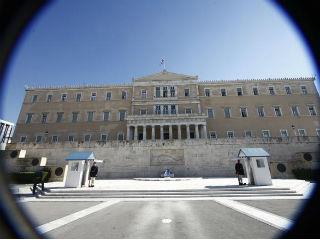 Το μόνο που κατόρθωσαν ΣΥΡΙΖΑΝΕΛ μέσα από αυτό το μπάχαλο είναι να κρατάνε ένα 15% μισθοσυντήρητων, συνταξιούχων και βολεμένων. Μέσα στο υπόλοιπο διάστημα ο Τσίπρας θα κάνει την  τελευταία του «μπολσεβίστικη» επιχείρηση: Θα το παίξει αντιευρωπαϊστής για να συσπειρώσει τους δραχμιστές, ευρωσκεπτικιστές  και λοιπούς τσαρλατάνους, φτωχοποιώντας ακόμα πιο πολύ τη χώρα. 