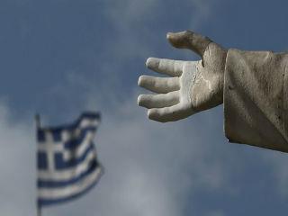 Δεν θα αναφερθώ σε προληπτικά μέτρα που δεν πήρε, σε προκυκλικές αρνητικές τάσεις που δεν είδε. Αυτά δεν τα είδε σχεδόν κανείς. Όπως κανείς επιχειρηματίας δεν είδε ότι ενεχυρίαζε, μια ζωή,μελλοντικά αβέβαια έσοδα των ιδεών που υλοποιούσε με δανεικό χρήμα. Και ότι οι τράπεζες με την υπερ-πιστωτική ψευδό-τόνωση της ζήτησης έφτιαχναν την δεκαετία του 2000 αγορές φούσκες,με καταναλωτές που δεν ήξεραν το μείζον μυστικό μιας ισορροπημένης Οικονομίας: το value for money.