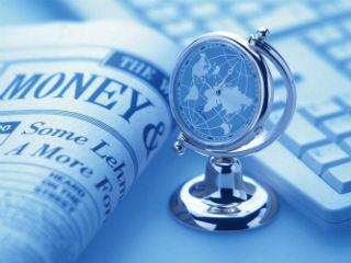 Το όνομα αυτών; Private equities (PE). Χρησιμοποιώντας άψογα δυο εργαλεία της χρηματοοικονομικής μηχανικής, την τιτλοποίηση και την μόχλευση, έχουν καταφέρει να κυριαρχούν στις αγορές (σημ: δεν πρόκειται για τα γνωστά κερδοσκοπικά funds που ανεβοκατεβάζουν χρηματιστήρια και ομόλογα). Με στοιχεία του 2017 οι 20 μεγαλύτερες συγκεντρώνουν ενεργητικό άνω των 500 δις $. Εδρεύουν στις μεγάλες μητροπόλεις του κεφαλαίου (NY, London, Singapore, κτλ.) αλλά η διαχείριση του ενεργητικού τους και η μερισματική τους πολιτική ’’χάνεται’’ στον αχανή ορίζοντα της παγκοσμιοποιημένης οικονομίας.
