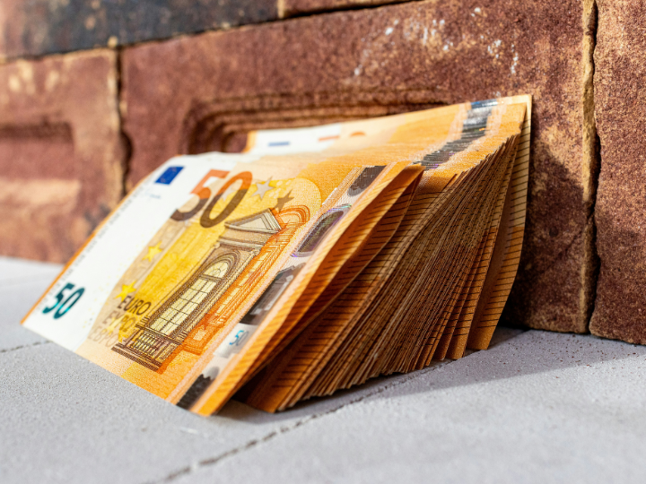 Την ίδια στιγμή 4 εκατομμύρια Έλληνες είναι υπερχρεωμένοι, κάπου 900.000 έχουν κατασχεμένους τραπεζικούς λογαριασμούς και το συνολικό ιδιωτικό χρέος δεν απέχει πολύ από τα 300 δισ. ευρώ.Κατά κεφαλήν είναι έτσι ένα από τα υψηλότερα στον κόσμο αν συνυπολογιστεί και το αντίστοιχο δημόσιο χρέος.
