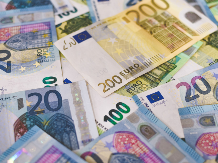 Πρόκειται για μια κρίση η οποία πλήττει δυσανάλογα τα νοι­κοκυριά με χαμηλά εισοδήματα και τις μικρότερες επιχειρήσεις που διαθέτουν λιγότερα περιουσιακά στοιχεία για να αποτρέψουν την πτώχευση.