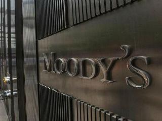 Η Moody’s βαθμολογεί την χώρα με Β3, έναντι Caa2 προηγουμένως, ωστόσο η βαθμίδα αυτή είναι υποδεέστερη τού Β2 της Αργεντινής και τού Β1 της Αλβανίας. Με πιο απλά λόγια, η Ελλάδα χρειάζεται να ανέβει 5 βαθμίδες στην κλίμακα της Moody’s για να μπορέσει να μπει στην λέσχη των χωρών με ικανοποιητική επενδυτική διαβάθμιση και άρα να λαμβάνεται σοβαρά υπ’ όψιν από τους διεθνείς θεσμικούς επενδυτές. 