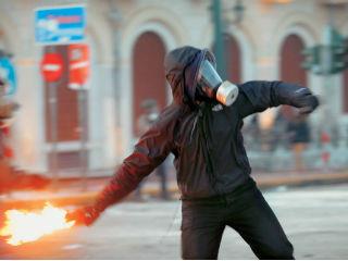 Η αδυναμία των κυβερνώντων, να  αντιμετωπίσουν τους λεγόμενους μπαχαλάκιδες, έχει να κάνει με τα όσα έλεγε ο Α. Τσίπρας στο παρελθόν για όσους δεν πλήρωναν διόδια λέγοντας ότι το κίνημα δεν πληρώνω θα επεκταθεί και σε άλλους τομείς. Με την λογική του μέλους 15μελούς συμβουλίου μαθητών, ο Α. Τσίπρας είχε στο παρελθόν υποστηρίξει και παροτρύνει τους ανεγκέφαλους κουκουλοφόρους, στο θεάρεστο αντικοινωνικό έργο τους, να μην πληρώνουν για την χρήση μεταφορικών μέσων ή διοδίων.