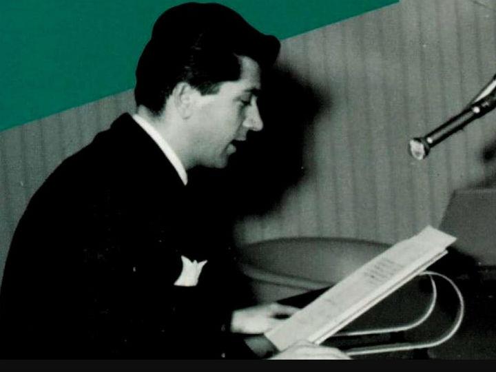 Σε συνθήκες ασφυκτικής λογοκρισίας στην Ελλάδα, την ενημέρωση για τα συμβαίνοντα στη χώρα εξασφαλίζει ένα δίκτυο αλληλοπληροφόρησης με μια σειρά εκλεκτών δημοσιογράφων και προσωπικοτήτων (το βιβλίο αναφέρει τους Ελένη Βλάχου και Τάκη Λαμπρία, Άγγελο Μαρόπουλο, Κώστα Νικολάου, Αστέρης Στάγκο αλλά ήταν και πολλοί άλλοι).