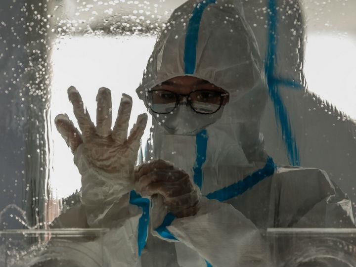 «Η ανοσία είναι ένα άλλο αίνιγμα, που σύμφωνα με τη Σάρα Κάντι, ερευνήτρια ιικής ανοσολογίας στο πανεπιστήμιο του Κέμπριτζ, έχει εξέχουσα σημασία. Άραγε μπορούμε να ανακαλύψουμε αν κάποιος είναι θωρακισμένος;»