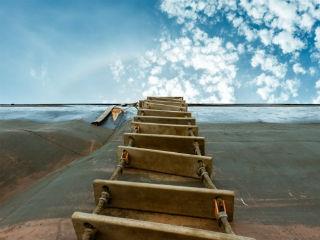 Οι επενδύσεις είναι σήμερα μεγάλη υπόθεση για τα κόμματα εξουσίας, κάτι που ο Γάλλος πρόεδρος Εμμανουέλ Μακρόν εξήγησε επαρκώς στον Αλέξη Τσίπρα. Εξάλλου, ο τελευταίος με δική του παρέμβαση πάει στην Αμερική του Ντόναλντ Τραμπ. Αυτήν, δηλαδή, του πιο καπιταλιστή και λαϊκιστή προέδρου των ΗΠΑ από την εποχή του Ρούζβελτ και μετά. Αλλά αυτή την διάσταση της επίσκεψης εδώ μέσα την κάνουν γαργάρα.