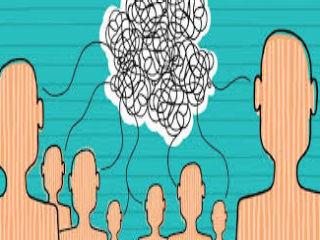 Σε αυτό το πλαίσιο, για οικονομικούς λόγους, ένα κυρίαρχο μοντέλο παραγωγής περιεχομένου ξεκινά από τον τίτλο και φτάνει μόνο μέχρι την περιγραφή. Στα πιο ευτελή από τα «ενημερωτικά σάϊτ» υψηλότερης επισκεψιμότητας («ενημερωτικά μπλογκ» είχε καθιερωθεί εσφαλμένα να ονομάζονται) η ερεθιστικότητα του τίτλου παραβαίνει κάθε δεοντολογική αρχή. Άλλες φορές ανακυκλώνονται ή παραποιούνται φωτογραφίες, βίντεο ή ειδήσεις παρελθόντων μηνών ή ετών. Άλλες φορές ο τίτλος δεν προκύπτει από το περιεχόμενο. Πιο συχνά ακόμα ο τίτλος είναι διατυπωμένος έτσι ώστε να γαργαλάει την περιέργεια του χρήστη με διάφορα τρικ κ.ο.κ.