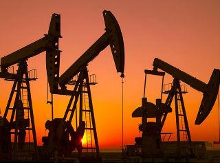 Ανάμεσα στις λίγες δεκάδες κράτη με τέτοια αφθονία φυσικών πόρων, η Βενεζουέλα έχει καταντήσει ένα αξιοθρήνητο παράδειγμα τού τί δεν πρέπει να κάνει κανείς όταν έχει πλούσιο υπέδαφος. Αν και βρίσκεται πάνω στα πλουσιότερα πετρελαϊκά κοιτάσματα του κόσμου, η οικονομία της κατακρημνίζεται ταχύτατα. Τα είδη πρώτης ανάγκης σπανίζουν, ο πληθωρισμός έχει ξεφύγει, οι συσκοτίσεις είναι συνηθισμένες. Οι ουρές των ανθρώπων που βγάζουν βίζα για να μεταναστεύσουν γίνονται όλο και μακρύτερες και η ανεργία έχει πάει στο …φεγγάρι.