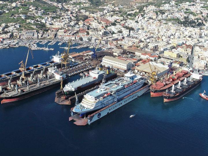 «Τι απομένει στην αλυσίδα των εκκρεμοτήτων της πολύπαθης ναυπηγικής βιομηχανίας; Το αγκάθι του Σκαραμαγκά. Από την πλευρά της κυβέρνησης υπάρχει η διαβεβαίωση ότι η προκήρυξη για ένα νέο διαγωνισμό για νέο ιδιοκτήτη των Ναυπηγείων βρίσκεται προ των πυλών.»