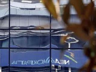 Επίσης, ένα πρόσθετο ερώτημα είναι έως πότε οι εταίροι-δανειστές μας θα χρηματοδοτούν μία χρεοκοπημένη χώρα μέλος της ευρωζώνης και της Ένωσης χωρίς αυτή η τακτική να έχει παράπλευρες αρνητικές επιπτώσεις στην συνοχή της ΕΕ. Με πιο απλά λόγια, έως πότε και με ποιο κόστος η σημερινή ΕΕ θα δέχεται να έχει στους κόλπους της λαθρεπιβάτες, οι οποίοι έχουν ήδη στην πλάτη τους 35 χρόνια λαθρεπιβίβασης;