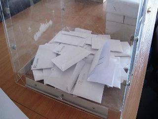 Εκτίμηση μου είναι πως όσο αργούν οι εκλογές, μειώνονται οι πιθανότητες της Κεντοαριστεράς να επιβιώσει. Εάν ο Τσίπρας επιλέξει μέσα στους επόμενους μήνες να αποδράσει από τις κυβερνητικές ευθύνες, τότε το ποσοστό των κοψοχέρηδων θα επαναπατρισθεί στο ΠΑΣΟΚ. Ίσως και το Ποτάμι ακόμη να διασωθεί οριακά. 