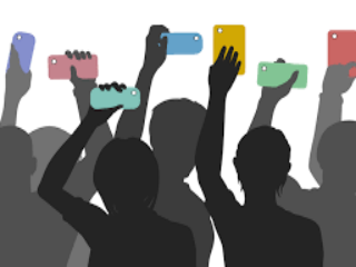 Σήμερα, καμμία απεργία δημοσιογράφων δεν δημιουργεί την ίδια αίσθηση. Αυτό οφείλεται εν μέρει στην απαξίωση της δημοσιογραφίας παντού, και με ιδιαίτερη ένταση –για πολλούς συγκυριακούς και συστημικούς λόγους–  ειδικά στην χώρα μας. Όμως, κυρίως οφείλεται στην δραματική αλλαγή του τρόπου με τον οποίο ενημερώνεται ένα ολοένα και μεγαλύτερο μέρος των πολιτών.